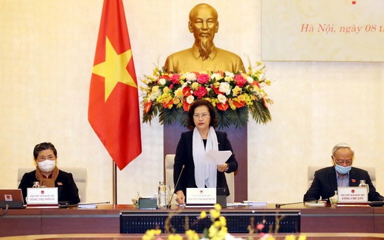 國會主席阮氏金銀（中）在會議上發言。（圖源：越通社）