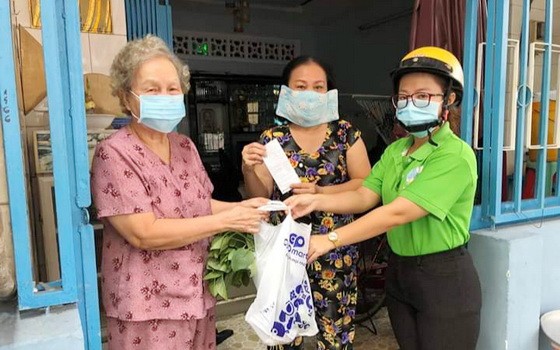 第六郡第十三坊婦女會幫助長者到超市購物。