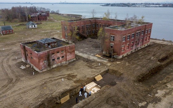 疫情重擊紐約 無人認領遺體葬哈特島萬人塚。（圖源：路透社）