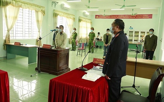 被告人陶春英“妨礙執行公務者”一罪的庭審現場。（圖源：光壽）