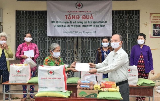 盧耀南理事長在古芝縣給貧困者贈送禮物。