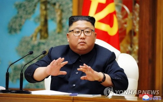朝鮮國務委員會委員長金正恩11日主持召開勞動黨政治局會議，會上商討了抗擊新冠疫情等事宜。（圖源：韓聯社/朝中社）