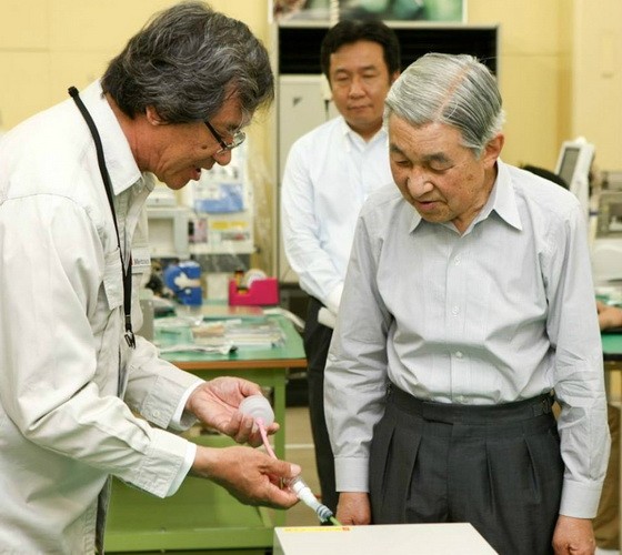 日本明仁天皇（右）親臨視察陳玉福（左）的公司。