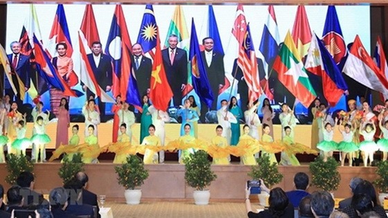  2020年東盟輪值主席國啟動儀式上的文藝節目。（圖源：越通社）