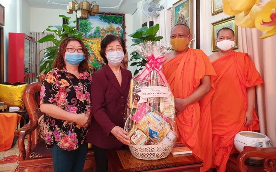 劉金華主席（左二）向名倫大師贈送禮品。