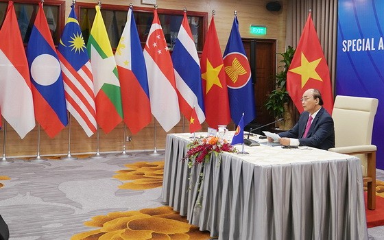 政府總理阮春福主持會議。（圖源：VGP）