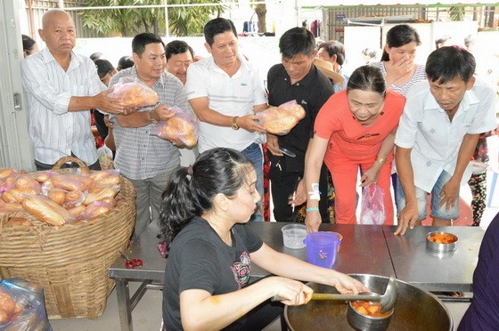 福慧慈善組在一次向病人贈送慈善餐。