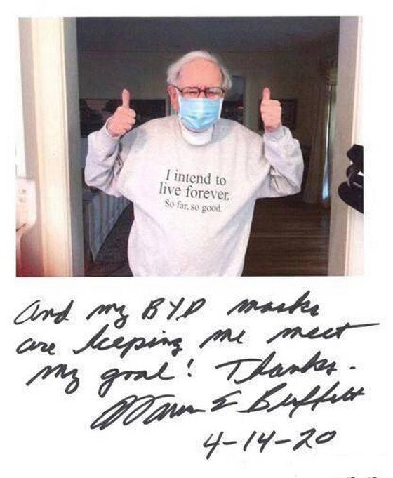 照片中，巴菲特身穿的T恤上寫道：“我想要長命百歲。到目前為止，一切還好。（圖源：互聯網）