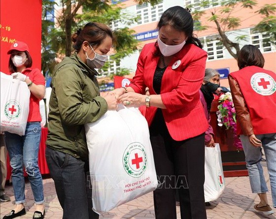 河內市紅十字會為窮人及貧困對象發放食品。（圖源：越通社）