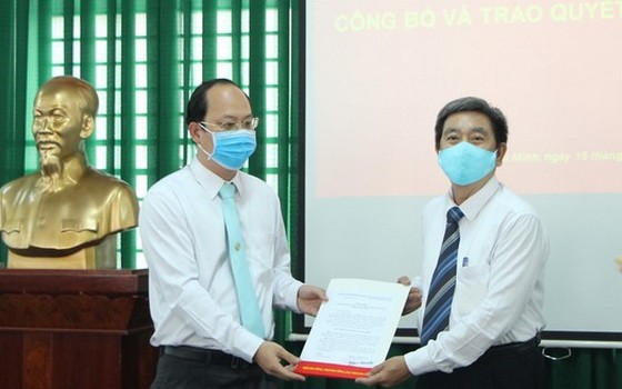 市委組織處主任阮胡海(左)向武仕同志頒發人事委任《決定》。（圖源：梅花）