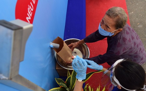 一位大娘前來提米。（圖源：光定）