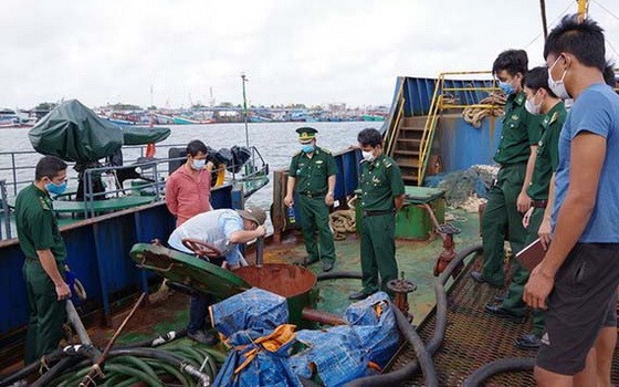 控制上述違規船隻。經檢查，工作組發現編號QNg 96988 TS船運載約19萬公升汽油，但無法出示合法證件。（圖源：越通社）