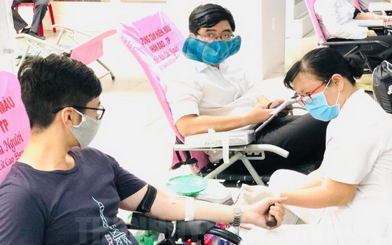 昨日上午，近300名幹部、公務員與職工已參加捐血。（圖源：市黨部新聞網）