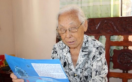 守德郡鈴炤坊黨員黎氏雯全數捐出在榮獲70年黨齡紀念章時獲贈的1500萬元。