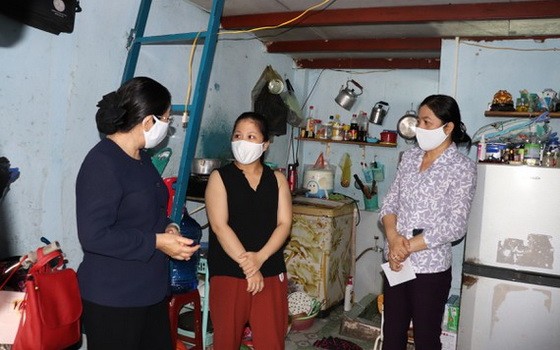 市委副書記武氏蓉（左）親往探望新平郡第十五坊的工人房客。（圖源：蔡芳）