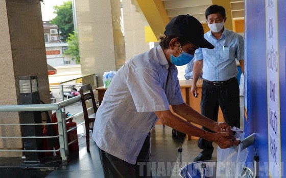 當地貧民前來提米。（圖源：市黨部新聞網）