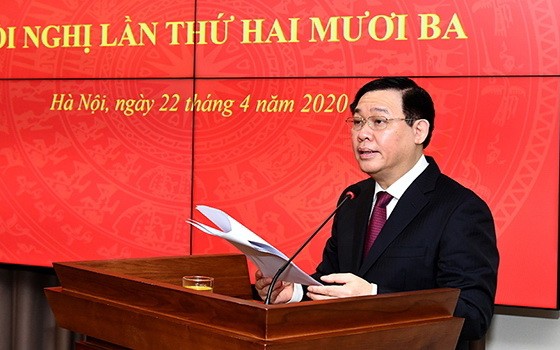 黨中央政治局委員、河內市市委書記、河內市國會代表團長王廷惠在會上致詞。（）