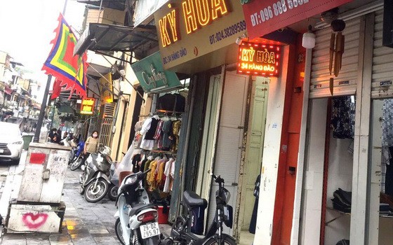 昨天23日上午，河內市許多商店已開始恢復營業。（圖源：VOV）