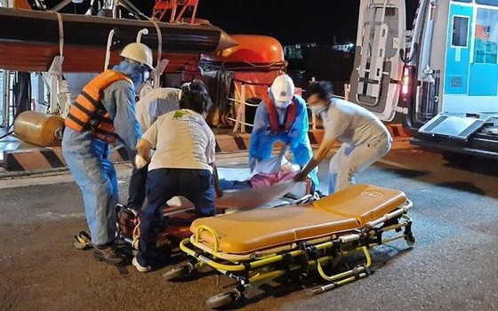 菲律賓籍船員獲送至頭頓市一所醫院救治。（圖源：Vietnam MRCC）