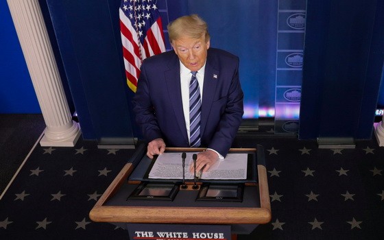 美國總統特朗普當地時間22日在白宮簽署行政令，除部分豁免情況外，美國將暫停移民入境60天。（圖源：路透社）