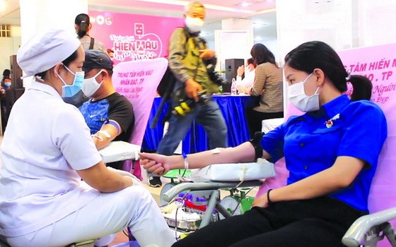 熱心市民踴躍前來捐血救人奉獻愛心。（圖源：天青）