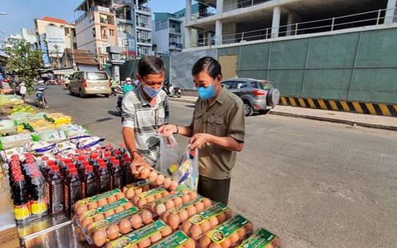 當地賣彩票貧困者、街區保安、受疫情影響的貧戶等，獲免費選擇自己所需要的物品。