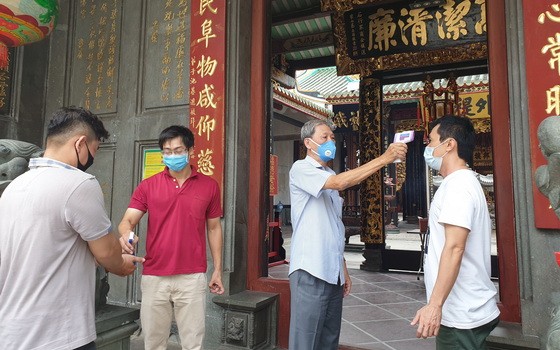 義安會館在入口處為善信測量體溫。