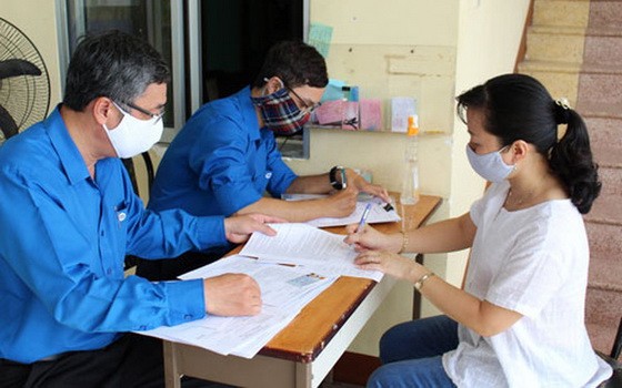 第八郡信貸幹部向受疫情影響的會員放貸。