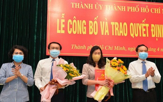 市委常務副書記陳留光（右一）與市越南祖國陣線委員會主席蘇氏碧珠（左一）祝賀林廷勝及趙麗慶等二位同志。（圖源：越勇）