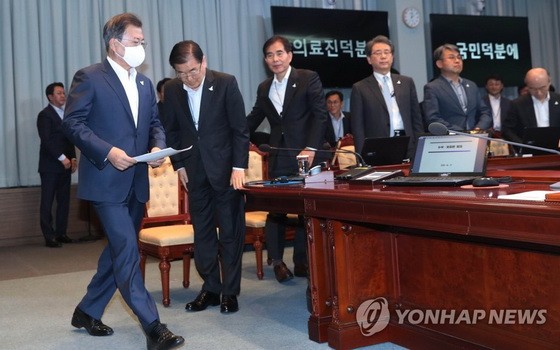 在青瓦台，文在寅（左）主持召開首席秘書會議。（圖源：韓聯社）