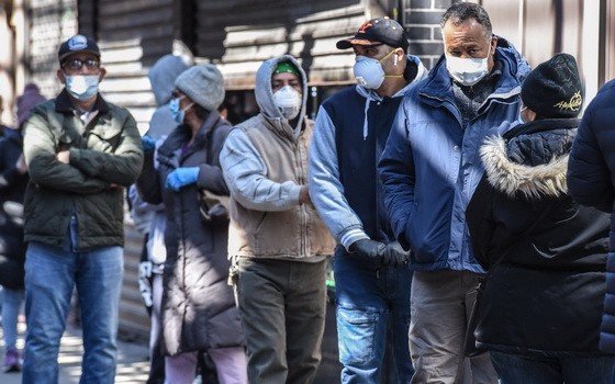 美國民眾在就業中心排隊等候申請失業救濟。（圖源：AP）