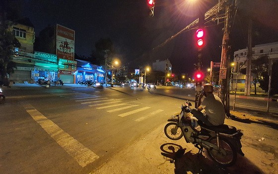 家住本市的“摩的”司機目前主要是靠送貨謀生。