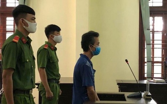 被告人阮文海站在被告席上聽取審判員宣讀判決書。（圖源：H.N）