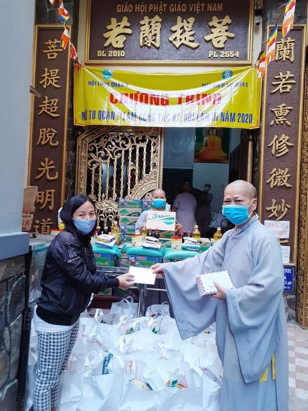 菩提蘭若寺向越華貧民派發救濟品 ảnh 1