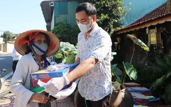 家境貧困的高齡者獲贈送禮物。