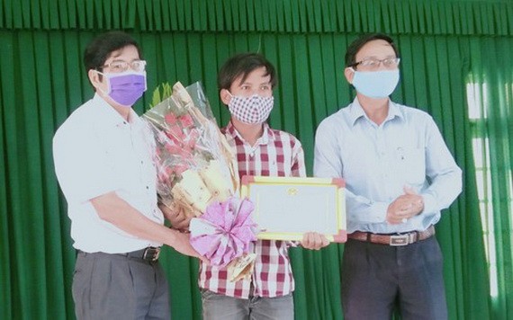 拾金不昧的盧玉維（中）獲表彰。