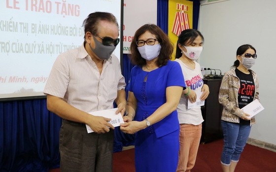 胡氏夢秋副主任向視障人士贈送現金。