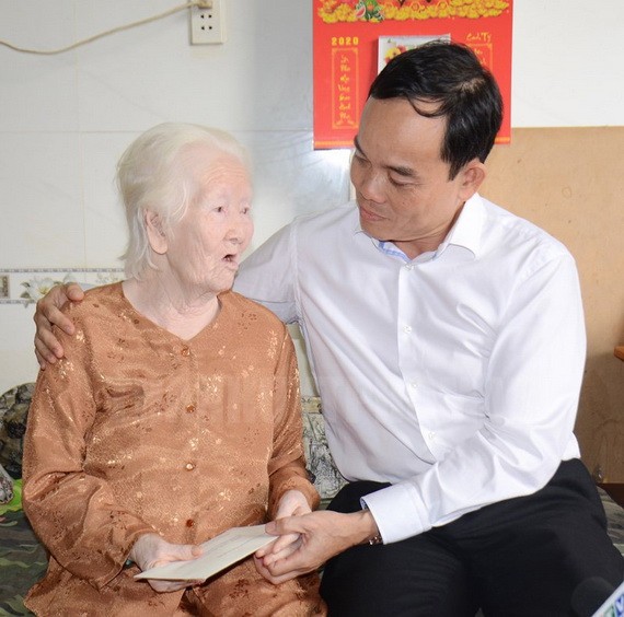 市領導探望胡志明戰役典範個人 ảnh 1