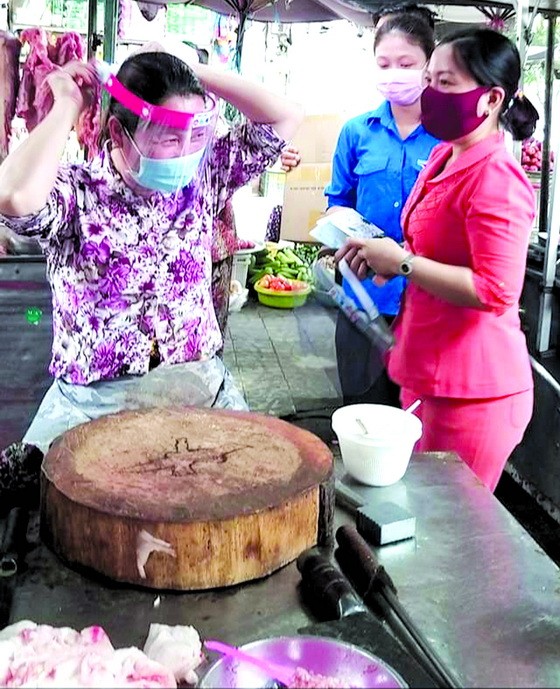 巴迫街市商販戴上防護面罩防疫。