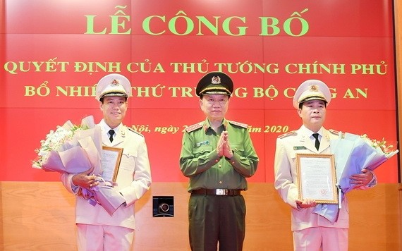 公安部長蘇霖大將（中）分別向黎國雄少將（右）和黎晉到少將（左）頒授人事委任《決定》並送鮮花祝賀。（圖源：人民公安報）