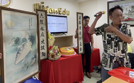 陸進義老師介紹其先父的書畫遺作，並贈予“西堤華人文化陳列室”。