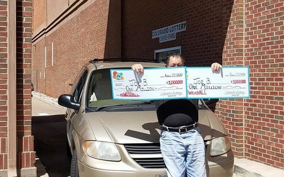 美國男子喬買彩券長達30年，一直以來都用同一組號碼下注，日前竟讓他2張彩券全都中了頭獎。（圖源：推特）