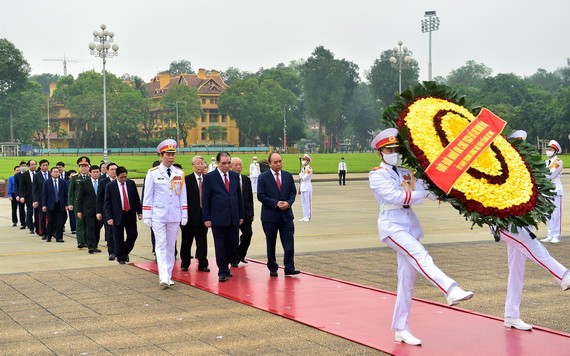 政府總理阮春福率領黨、國家領導晉謁胡志明主席陵。（圖源：VGP）