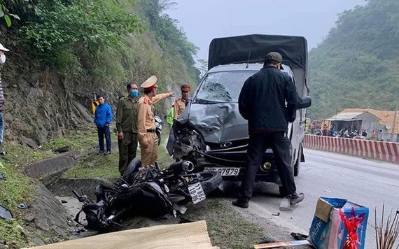 圖為發生在和平省的一起交通事故現場，兩人當場死亡。（圖源：日新）