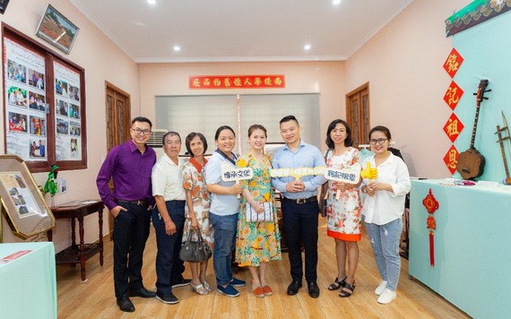 杜潔瑩（右一）出席“西堤華人懷舊物品展”開幕式，為弘揚民族文化打氣。