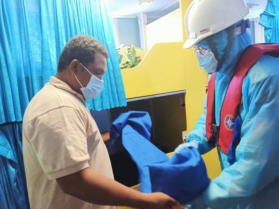 獲救的一名船員（左）。（圖源：玉江）