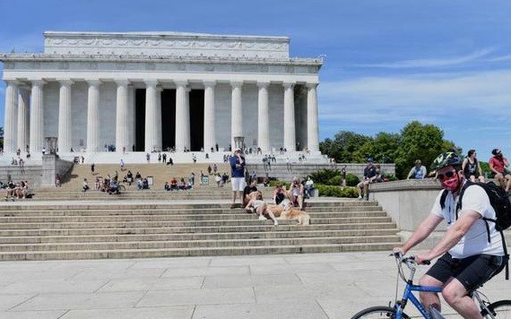 當地時間2日，儘管“居家令”尚未解除，仍有大批民眾來到美國首都華盛頓的國家廣場鍛煉或休閒。（圖源：互聯網）