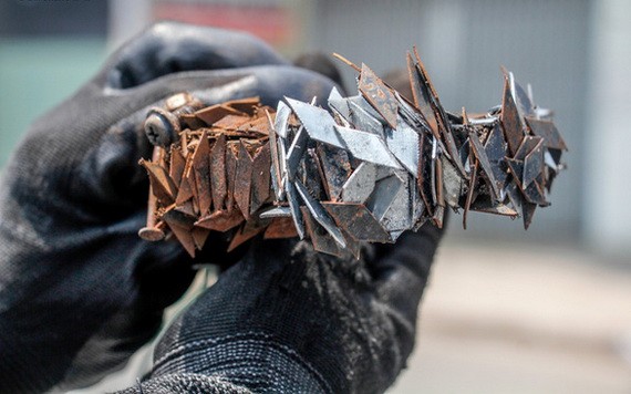 “釘賊剋星”阮文成採用自造的磁鐵盒在１號國道上吸到的一大堆菱形釘子。（圖源：周俊）