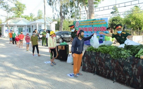 當地民眾前來正覺廟排隊領取大米和食物。（圖源：明仁）