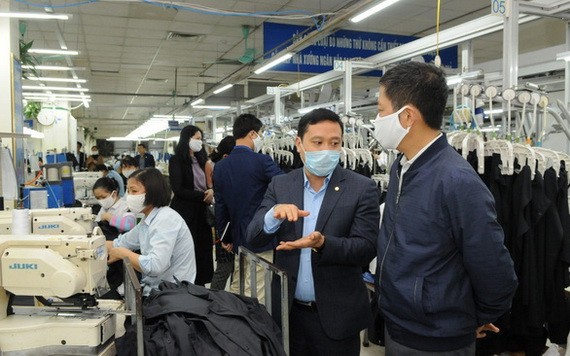 工商部領導視察企業生產活動。（圖源：明康）